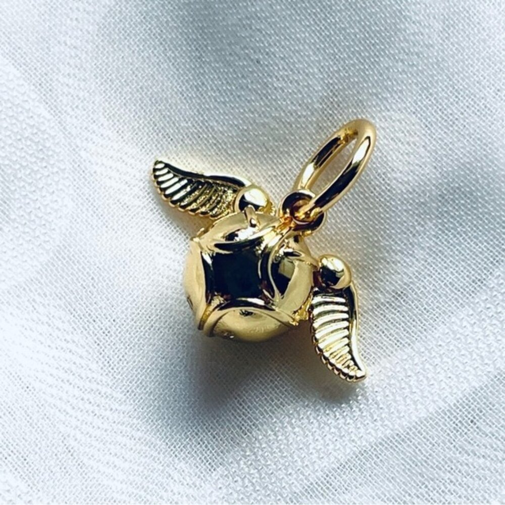 🪶 NWOT Golden Snitch Wings Charm– Harry Potter ✨